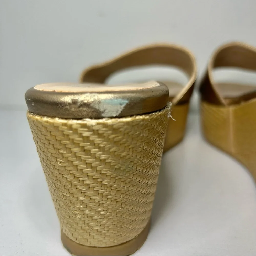 Stuart Weitzman Gold Wedge Platform Slides Size 6 - Picture 13 of 14